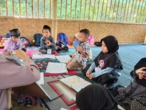 Mendapat Bantuan Buku, Gerakan Literasi Putra Bangsa Makin Giat Membina Anak Desa