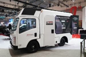 Utilitas Isuzu ELF sebagai Basis Kendaraan Mobile EV Charger