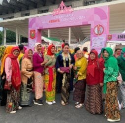Rayakan Hari Kebaya Nasional, Bendum PERWANTI - PSMTI Lusiana Hadiri Kowani Expo di Istora Senayan
