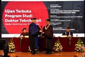 PJ Bupati Tanggamus Raih Doktor Sipil Untar, Tawarkan Kebijakan Pemeliharaan Jalan Di Lampung