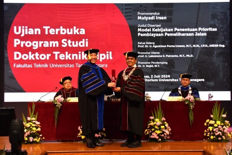 PJ Bupati Tanggamus Raih Doktor Sipil Untar, Tawarkan Kebijakan Pemeliharaan Jalan Di Lampung