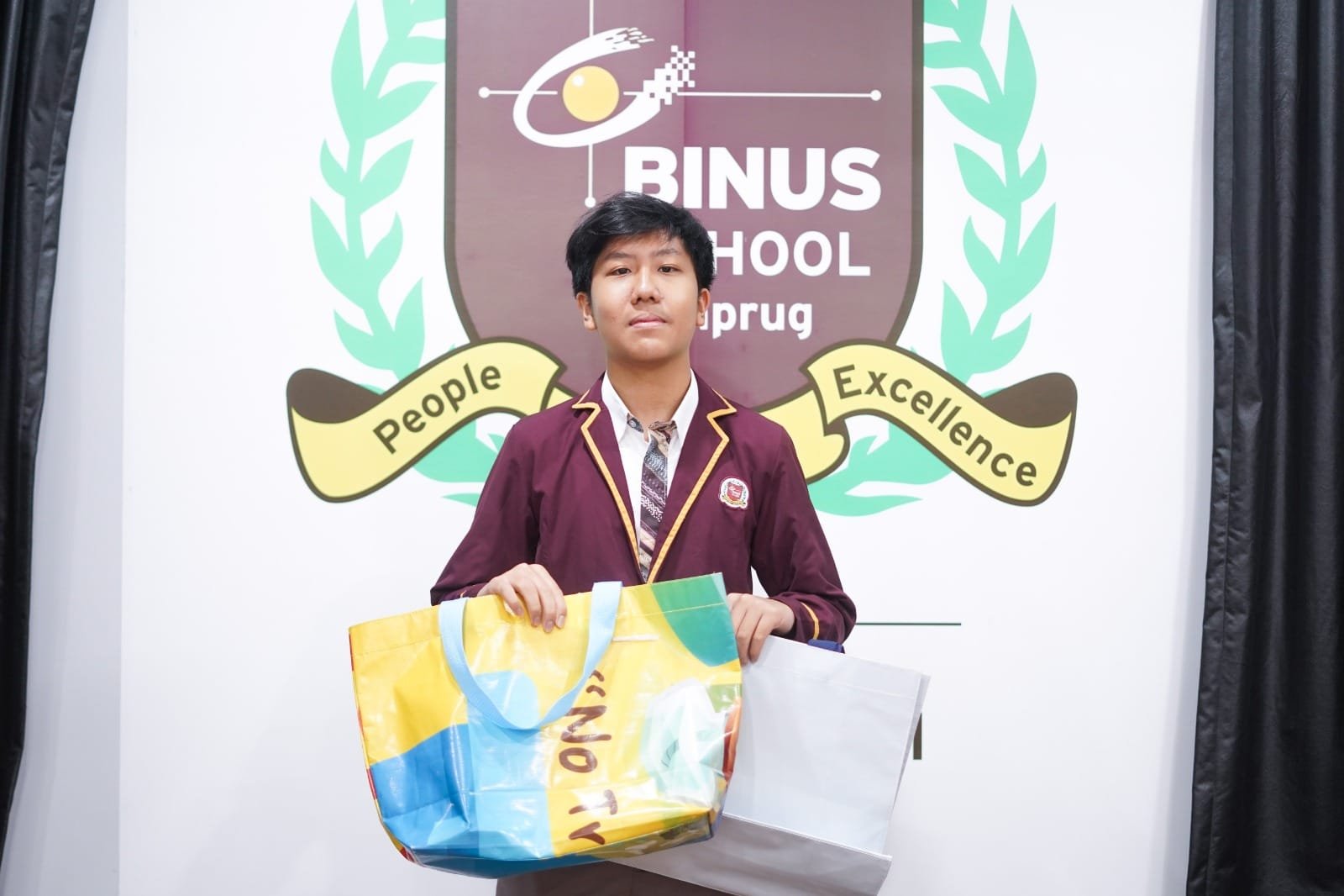 Inisiatif Kreatif Siswa BINUS SCHOOL Simprug: Daur Ulang Spanduk Bekas untuk Kebutuhan Anak Sekolah di Sumba, NTT