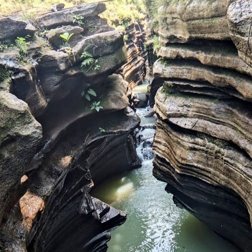 Keindahan Tebing Proses Alami Di Curug Lumbung Bener