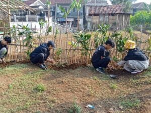 Relawan Pejuang Waktu Tanam Puluhan Pohon Di Sekolah Kehidupan Putra Bangsa