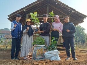 Relawan Pejuang Waktu Tanam Puluhan Pohon Di Sekolah Kehidupan Putra Bangsa