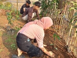 Relawan Pejuang Waktu Tanam Puluhan Pohon Di Sekolah Kehidupan Putra Bangsa