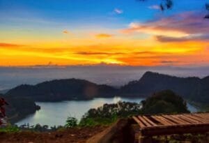 Destinasi Wisata Mloko Sewu Ponorogo, Menikmati Keindahan Telaga Dari Atas Bukit