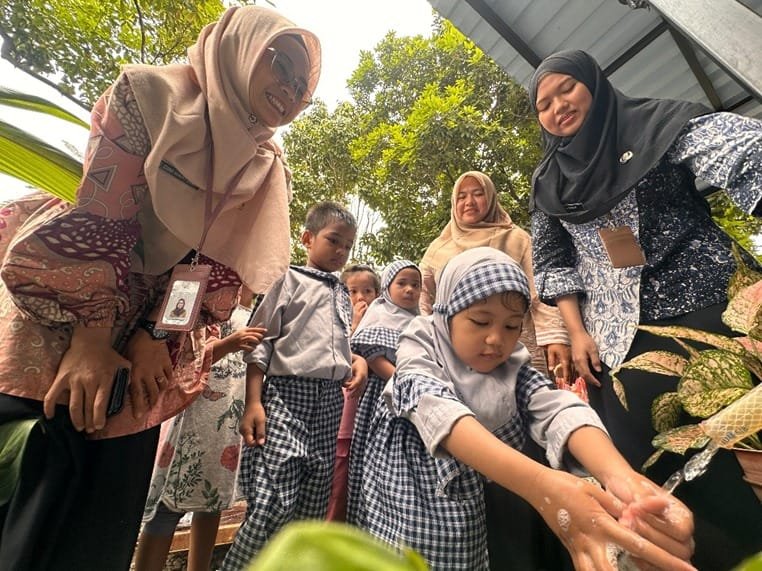 Aksi FIFGROUP untuk Anak Sehat, Educlean di Kampung Berseri Astra (KBA) Bojongsari