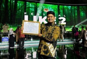 Ichlassul Amal, Putra Aceh menerima penghargaan Green Leadership Indonesia dari Menteri Lingkungan Hidup dan Kehutanan