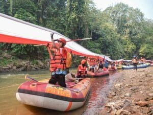 Peringati HUT RI Ke-79 Pertamina Patra Niaga Bersihkan Sungai Ciliwung dan Kibarkan Bendera 79 Meter Di Festival Ciliwung 2024