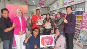 VIVA Apotek Wujudkan Impian Umrah Dua Pelanggan Melalui Program THR UMRAH VIVA “Selangkah Menuju Makkah”