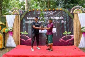 Wujudkan Hutan Lestari Berbasis Ekonomi Akar Rumput, Amartha dan KTH Giri Amerta Tanam 2.000 Pohon di Koridor Satwa Liar Hutan Bali Barat