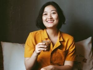 Tahukah Kamu? Manfaat Minum Air Ketika Duduk