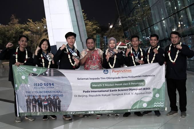 Jadi Kado Spesial HUT ke-79 RI, Pelajar Indonesia Raih 8 Medali Pada Ajang IESO 2024