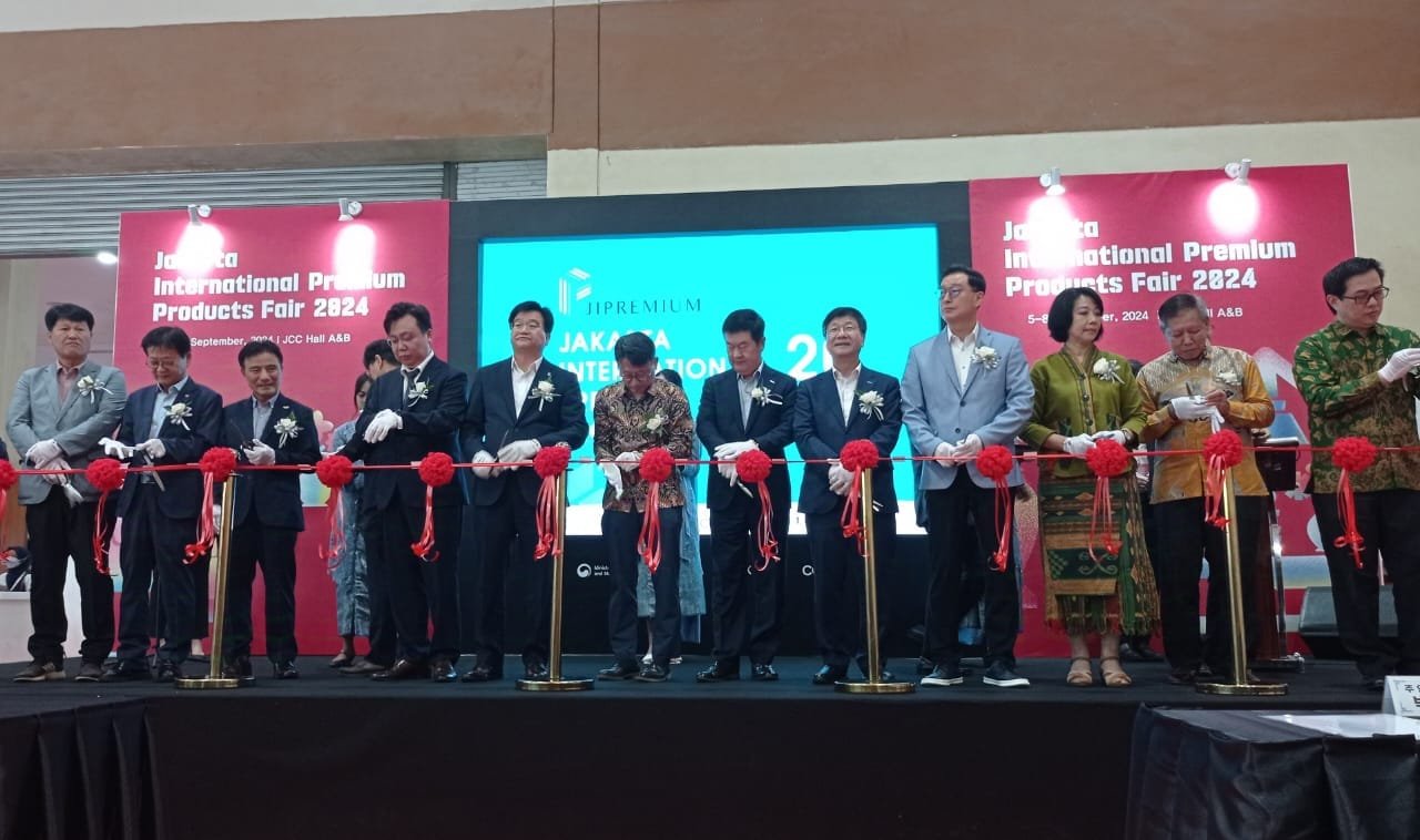 Pemotongan Pita Sebagai Simbol Acara Peresmian Pameran Jakarta International Premium Products Fair 2024
