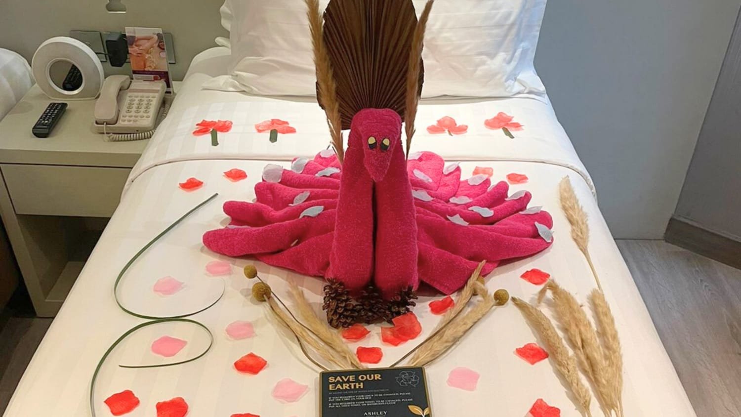 Seni Melipat Handuk, Kompetisi Menggembirakan Tamu di Ashley Hotel Group