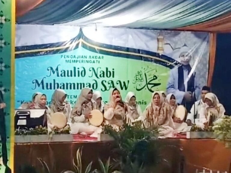 Para Ibu Hadroh Al-Mutaqin tampil Apik Pada Kegiatan Maulid Nabi
