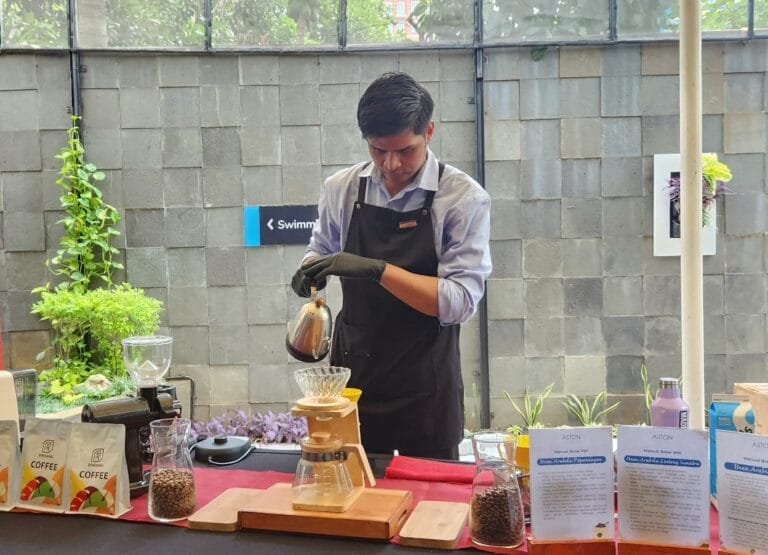 Belajar Tentang Kopi Hingga Ngebatik di Atas Kopi