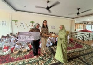 Penyerahan Nasi Kotak Jum’at Berkah Oleh Perwakilan dan Pimpinan Fraser Residence Sudirman, Jakarta