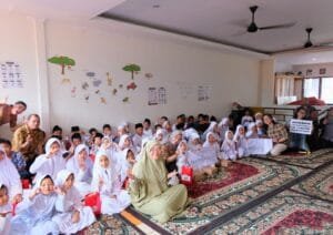 Penyerahan Nasi Kotak Jum’at Berkah Oleh Perwakilan dan Pimpinan Fraser Residence Sudirman, Jakarta
