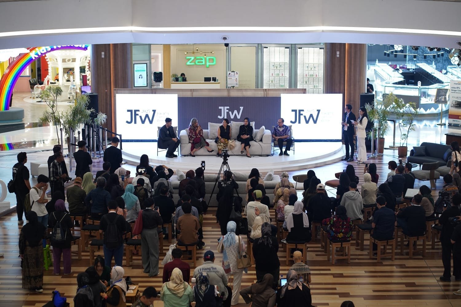 Jakarta Fashion Week 2025 Resmi Dibuka, Suguhkan 30 JFW Fresh Faces hingga Pusat Diskusi Center Stage yang Merangkum Tema Besar Future Fusion: Tradition Meets Innovation
