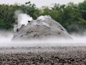 Destinasi Wisata Unik Yang Patut Kamu Kunjungi di Jawa Tengah, Bledug Kuwu Fenomena Alam yang Menakjubkan