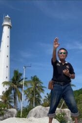 Penyair Pulo Lasman Simanjuntak Baca Puisi Di Bawah Mercusuar Tua di Kawasan Destinasi Wisata Pulau Lengkuas, Belitung