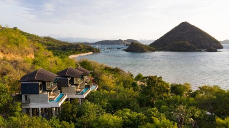 5 Destinasi Wisata di Tuban yang Wajib Dikunjungi Bareng Anak dan Keluarga Indonesia Berjaya di Pariwisata Dunia Melalui Ajang Condé Nast Johansens Awards, Plataran Komodo Menangkan Kategori 'Best for Romance'