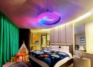NIKMATI TRADISI DAN INOVASI: Liliwetan, Kamar Bertema Luar Angkasa, dan Minuman Green Sparkling