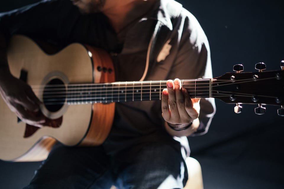 Asal-Usul Gitar: Sejarah dan Perkembangannya