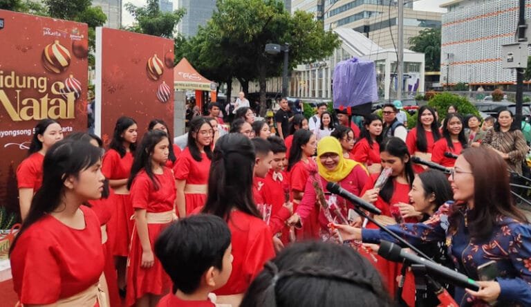 Meriahkan Christmas Carol, Five's Choir SMPK 5 BPK Penabur Tampil di Kawasan Sarinah