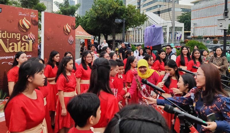 Meriahkan Christmas Carol, Five's Choir SMPK 5 BPK Penabur Tampil di Kawasan Sarinah