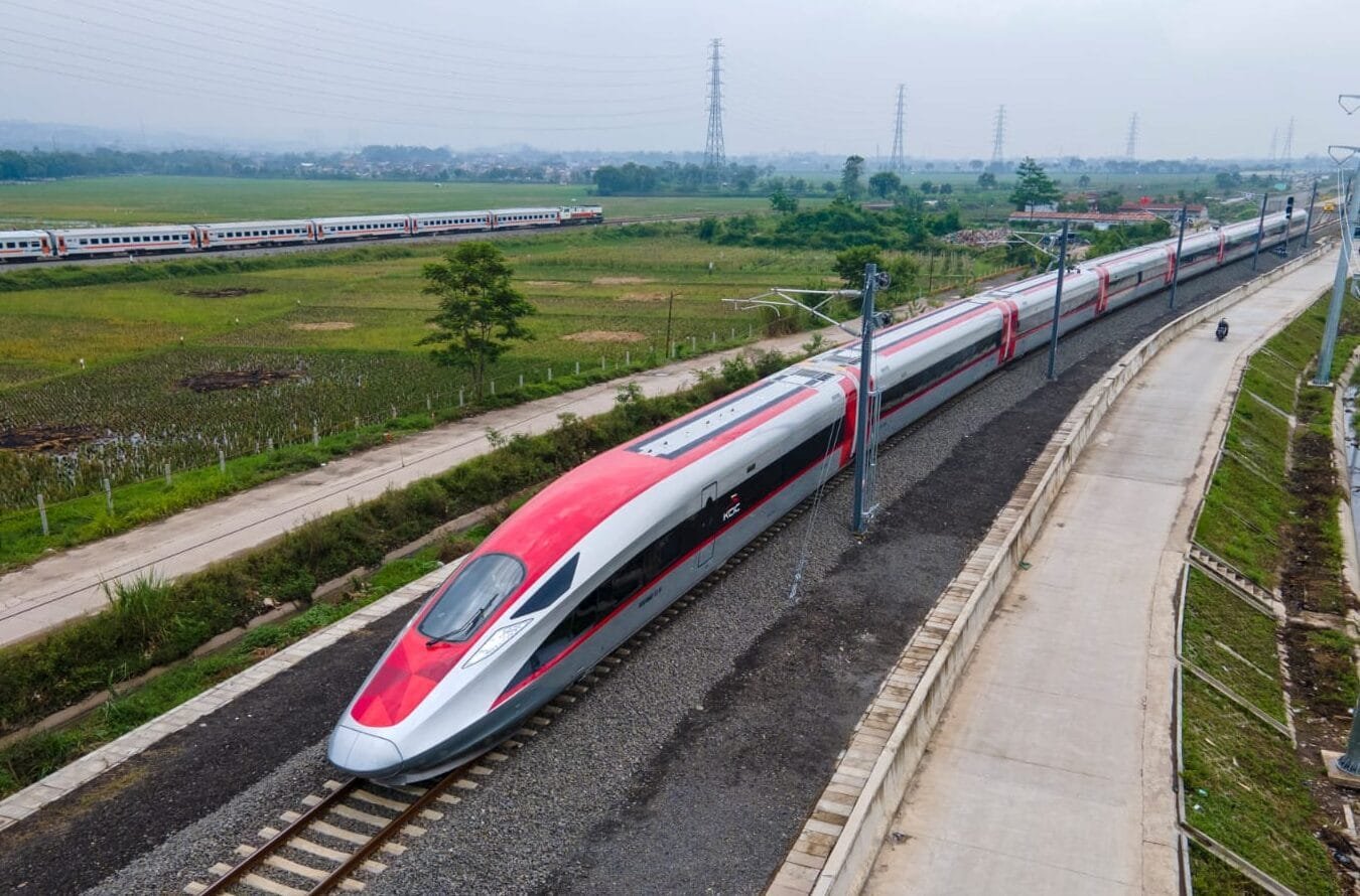 Whoosh Gratiskan Tiket Anak Balita, Yuk Ajak Si Kecil Liburan! Tiket Kereta Cepat Whoosh Terjual 280 Ribu Lembar, Prediksi Puncak Arus Balik Lebaran Hari Ini Lewat Sistem Online, Sebanyak 83 Persen Tiket Whoosh Terjual KCIC Jamin Keamanan Perjalanan Whoosh Selama Liburan Nataru 2024-2025