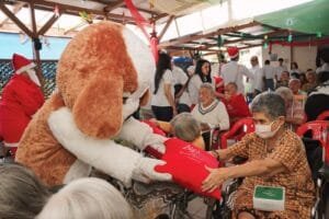 Swiss-Belresort Dago Heritage dan Zest Sukajadi Bandung Mengisi Panti Jompo dengan Kebahagiaan Melalui Berbagi Keceriaan Natal Bersama Para Lansia dan Dalam Rangka Merayakan Ulang Tahun Hotel
