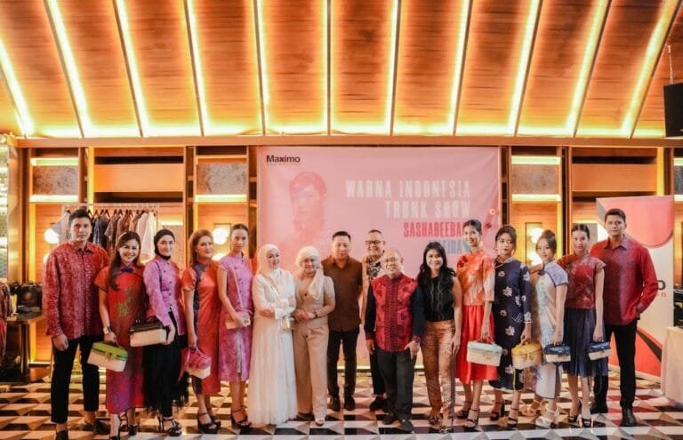 Bidik Pasar Internasional Sashabeebag yang berkolaborasi dengan Alleira Gelar Fashion Show Bertajuk “Warna Indonesia Trunk Show”