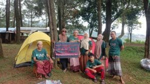 Warga Jakarta Pilih Trekking dan Camping di Curug Ciampea Saat Libur Panjang