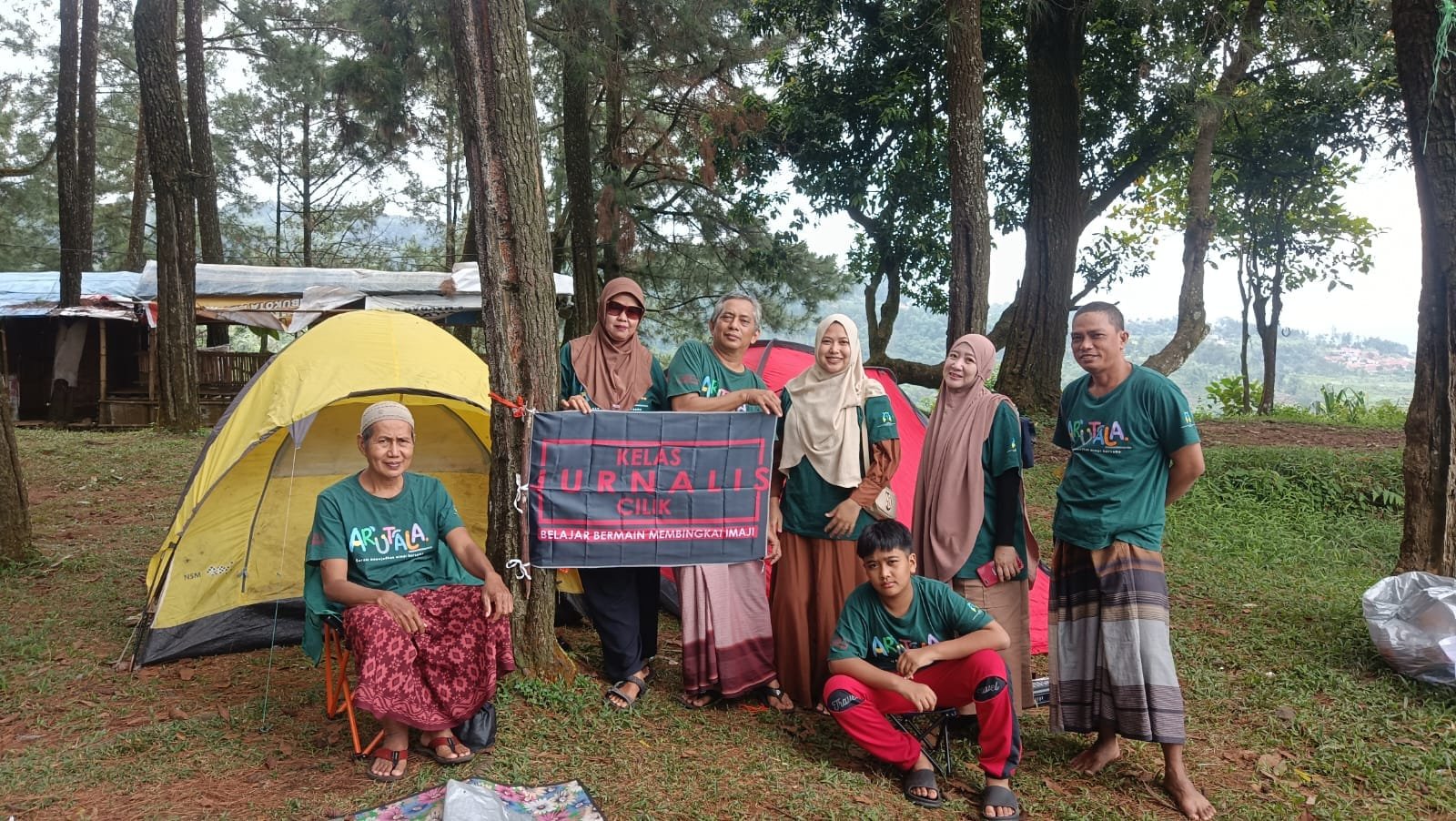 Warga Jakarta Pilih Trekking dan Camping di Curug Ciampea Saat Libur Panjang
