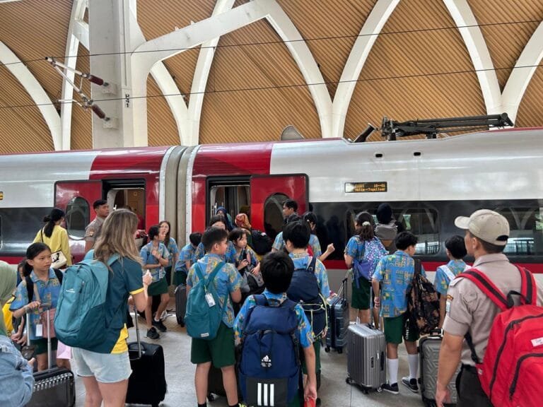 Puncak Arus Balik Libur Panjang, KCIC Catat Penjualan Tiket Whoosh Tembus 12.000 pada 1 Juni Lonjakan Penumpang Whoosh Saat Libur Hari Buruh, KCIC Pastikan Layanan Optimal Sambut Libur Panjang Hari Besar Keagamaan, Whoosh Siapkan 173 Ribu Tempat Duduk