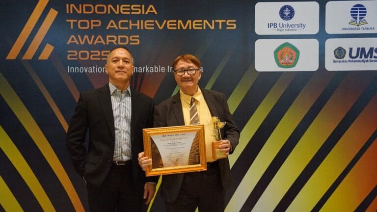 Sinshe Yongky Sugiarto Raih Penghargaan ’’Innovative and Experience in Acupunture and Traditional Cinese Medicine’’di Indonesia Top Achievements Awards 2025.