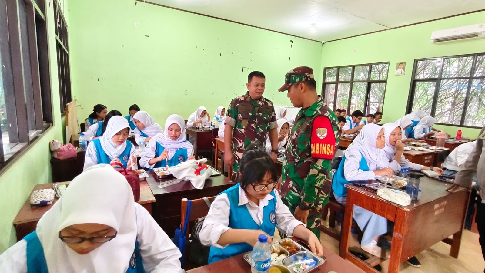 Koramil 07/Limo Kawal Distribusi 3.465 Porsi Makan Bergizi Gratis untuk Siswa di Limo dan Cinere