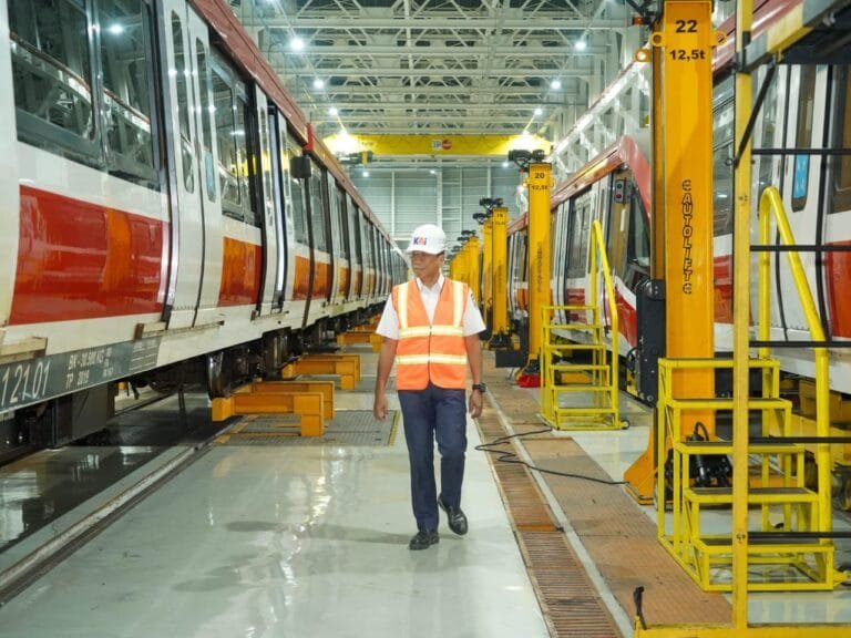 Dirut KAI Tinjau Depo LRT Jabodebek untuk Pastikan Kesiapan Angkutan Lebaran