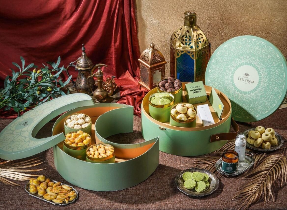 Rayakan Momen Berbagi dengan Raya Hampers-POPULICO & Kayu Manis by Hotel Tentrem Jakarta