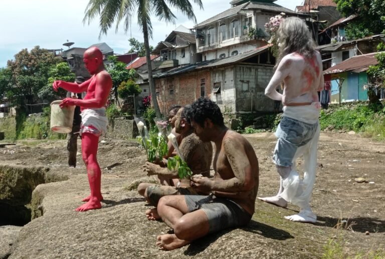 Aksi Teatrikal Ruwat Bumi Folusi Senja Warnai Peringatan Hari Bumi di Bogor