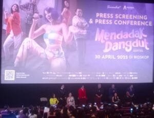 Ketika Hidup Memaksa Anya Geraldine Jadi Biduan, Mendadak Dangdut Mengajak Penonton Ikuti Kisahnya yang Penuh Tawa dan Perjuangan