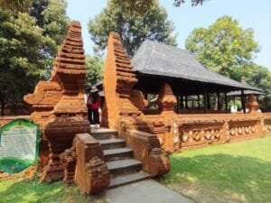 Menelusuri Sejarah dan Filosofi Ksiti Hinggil: Ikon Budaya Cirebon yang Menggugah