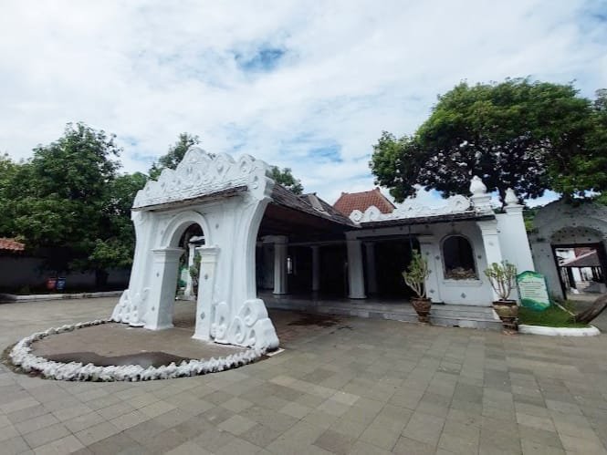 Menelusuri Sejarah dan Filosofi Ksiti Hinggil: Ikon Budaya Cirebon yang Menggugah
