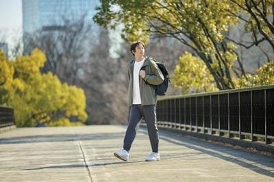 Essential Commuter Gear Rekomendasi Pakaian Yang Wajib Dimiliki Commuter Aktif, Anti Ribet dan Anti Terik