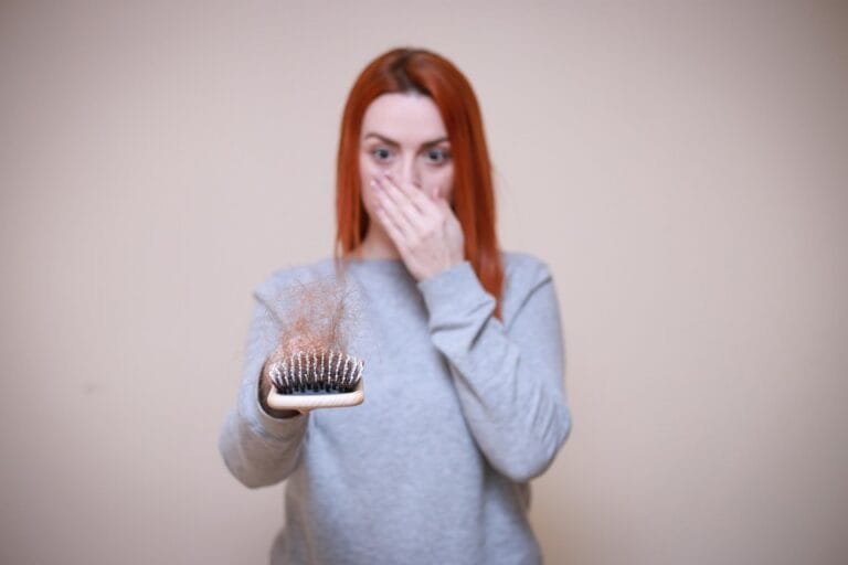 9 Cara Efektif Mengatasi dan Mencegah Rambut Rontok secara Alami dan Medis