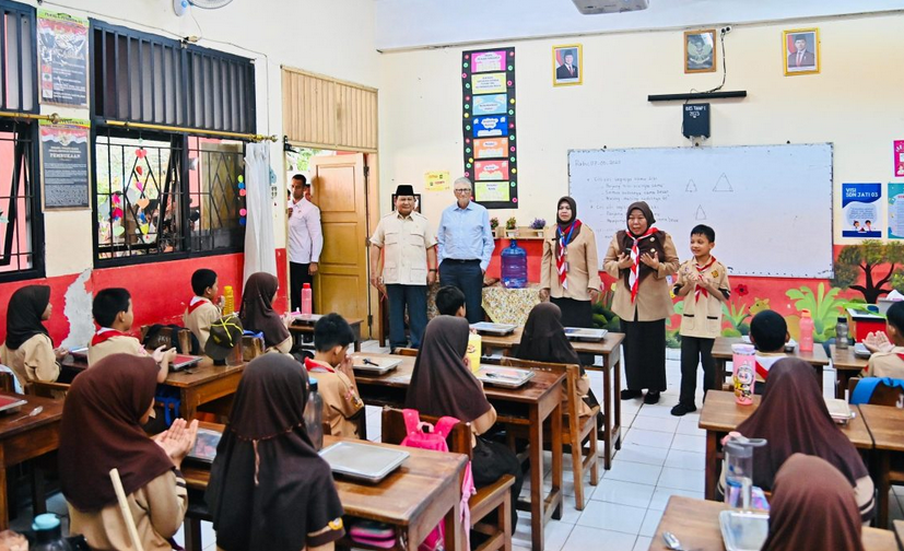 Presiden Prabowo dan Bill Gates Tinjau Program Makan Bergizi Gratis di SD Jati 03 Jakarta