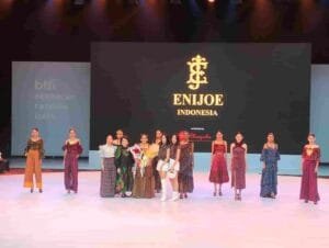 9 Koleksi Endek Bali Eni Joe, Sukses Menghipnotis Penonton Indonesia Fashion Week 2025
